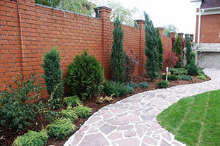 Дорожка выложенная плиткой у дома