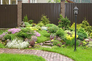 Дорожка и клумба